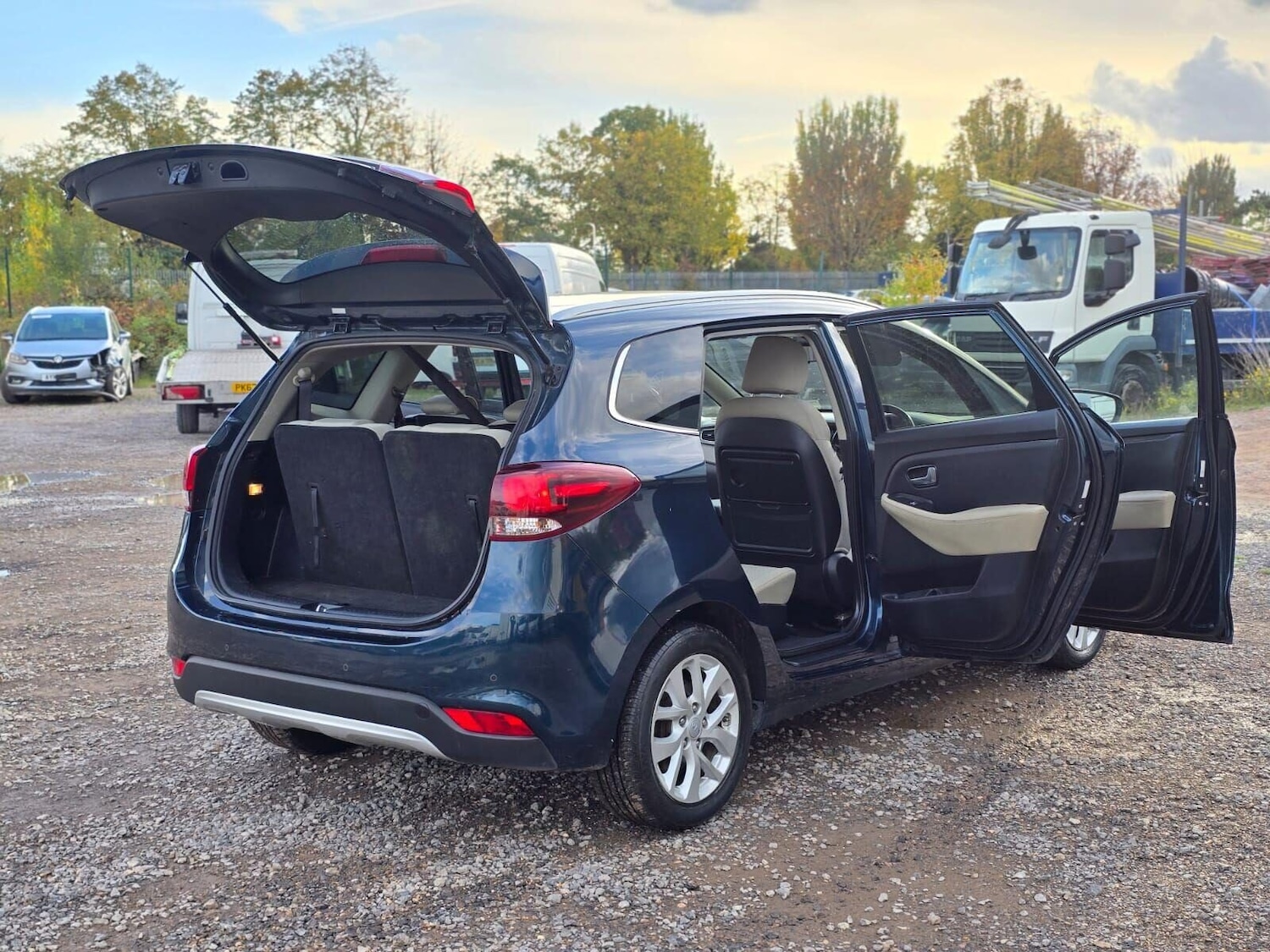 Used Kia Carens 2017 for sale - 76352348: Photo 16