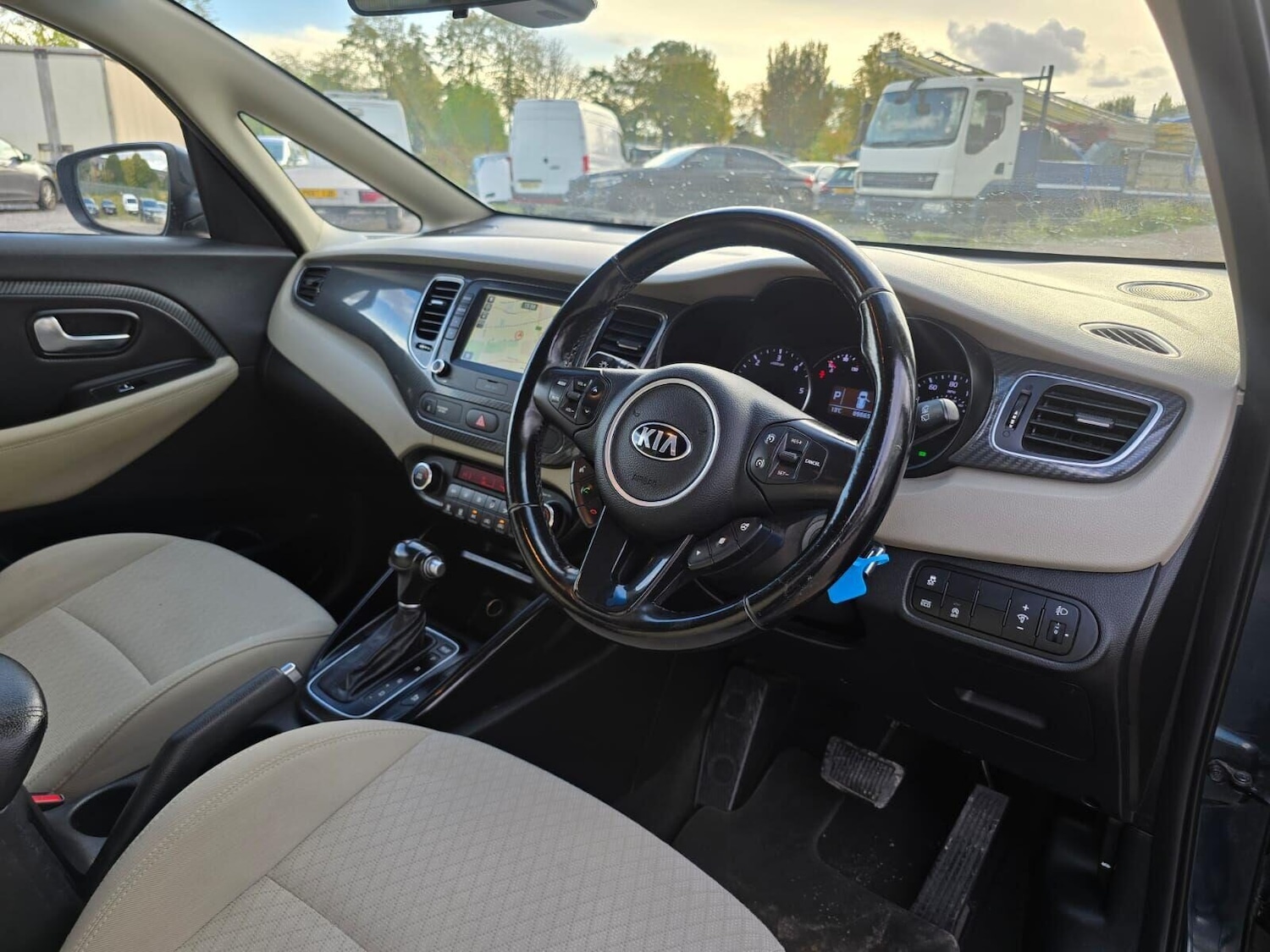 Used Kia Carens 2017 for sale - 76352348: Photo 19