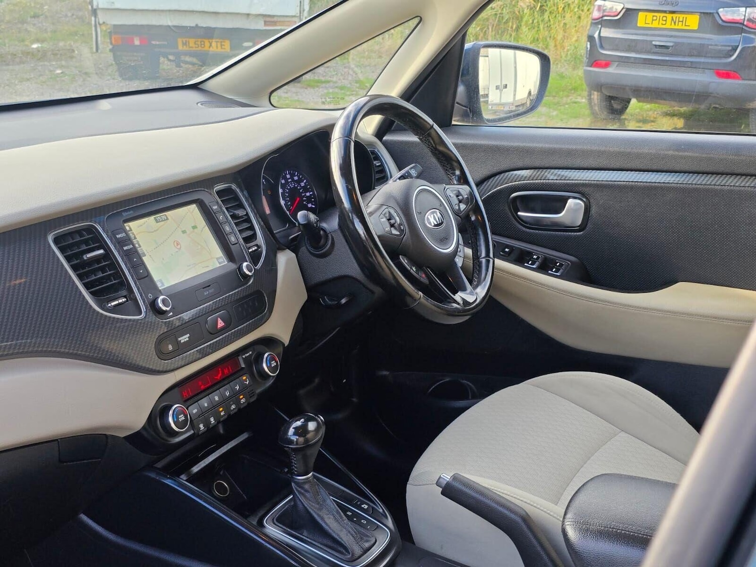 Used Kia Carens 2017 for sale - 76352348: Photo 22