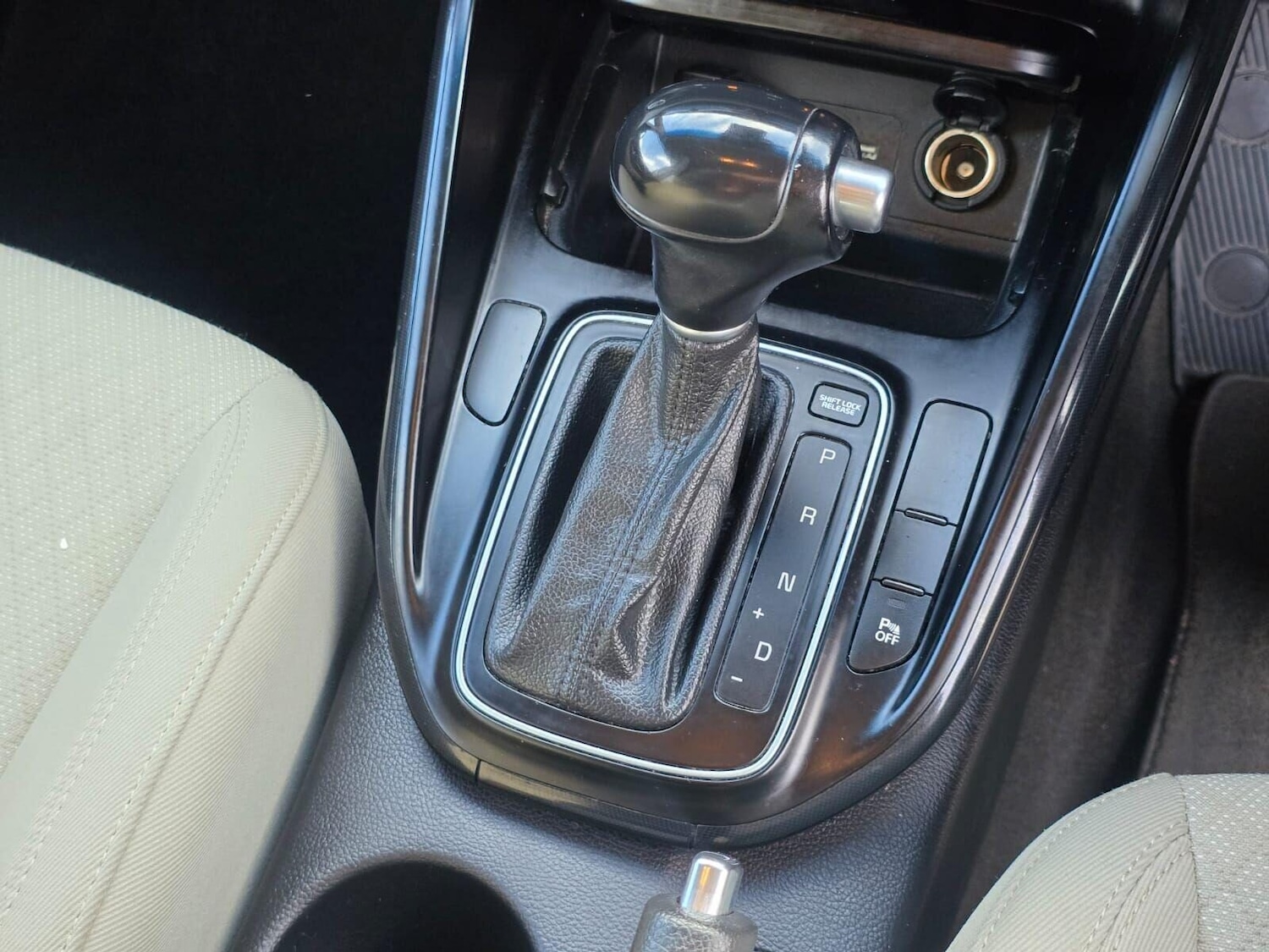 Used Kia Carens 2017 for sale - 76352348: Photo 23