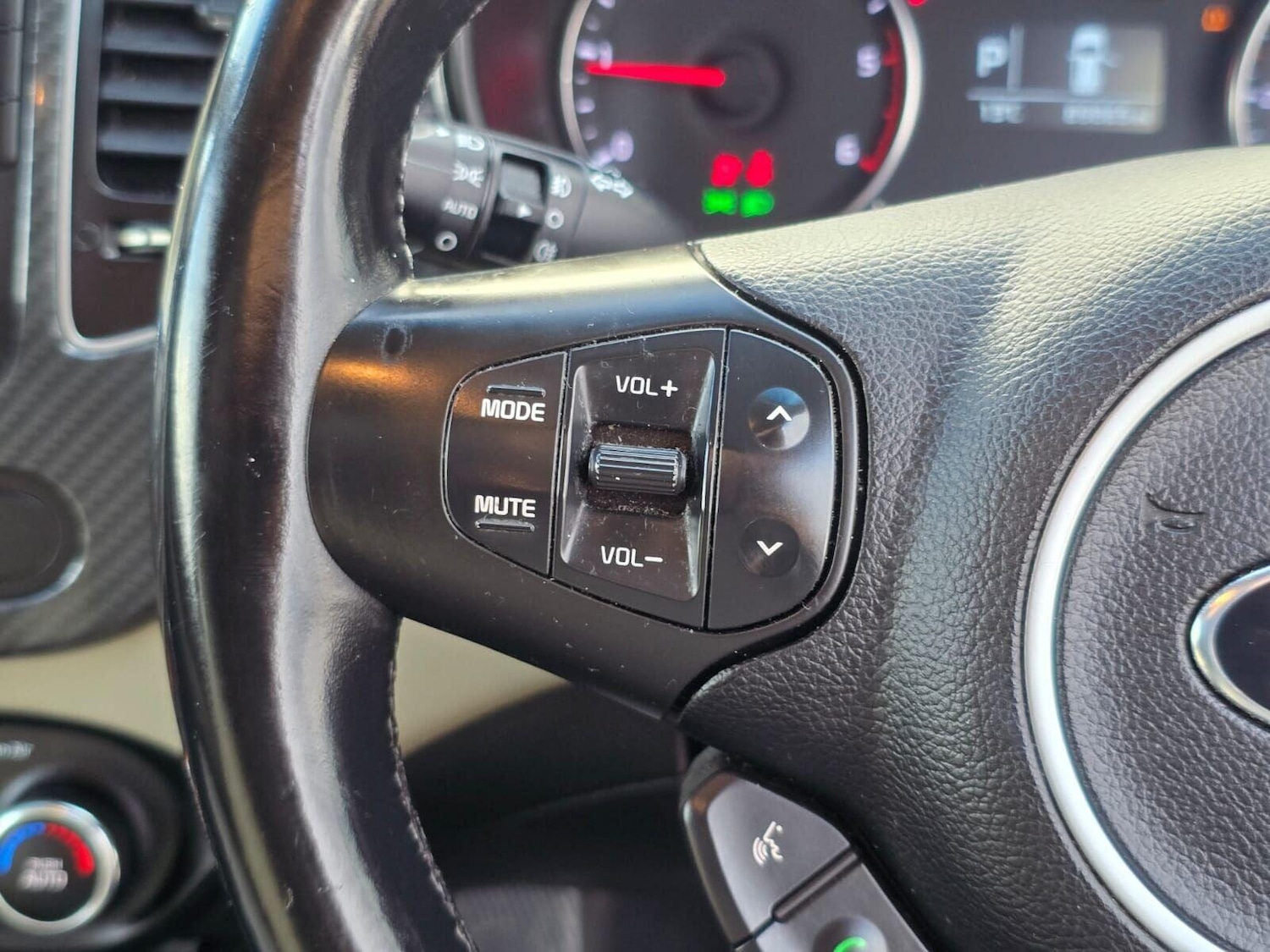 Used Kia Carens 2017 for sale - 76352348: Photo 28