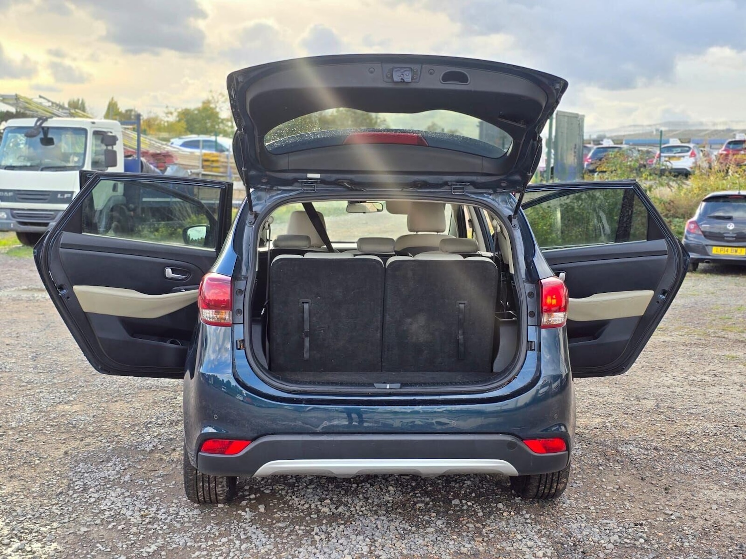 Used Kia Carens 2017 for sale - 76352348: Photo 36