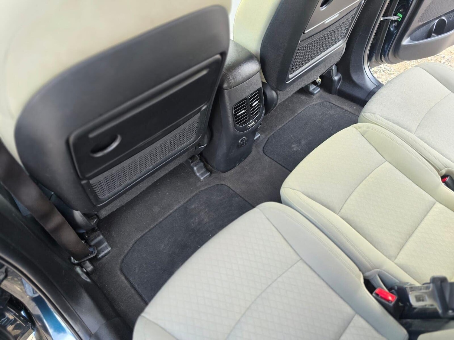 Used Kia Carens 2017 for sale - 76352348: Photo 39