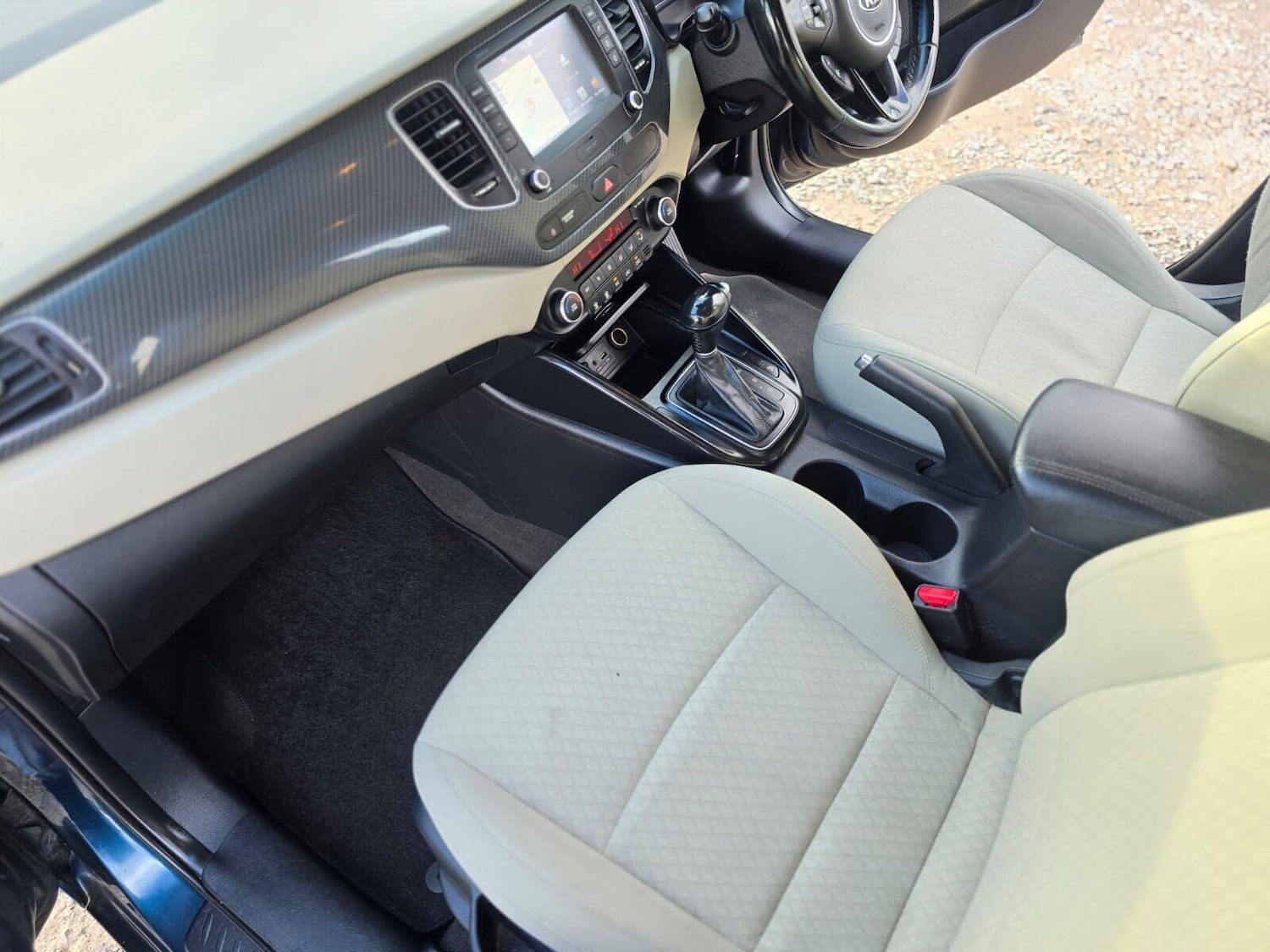 Used Kia Carens 2017 for sale - 76352348: Photo 41