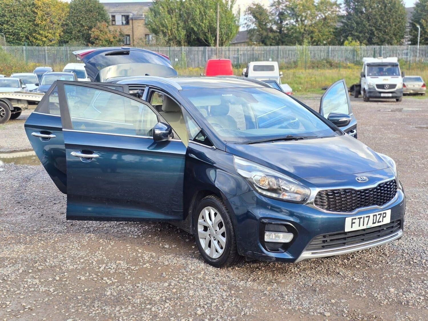 Used Kia Carens 2017 for sale - 76352348: Photo 5