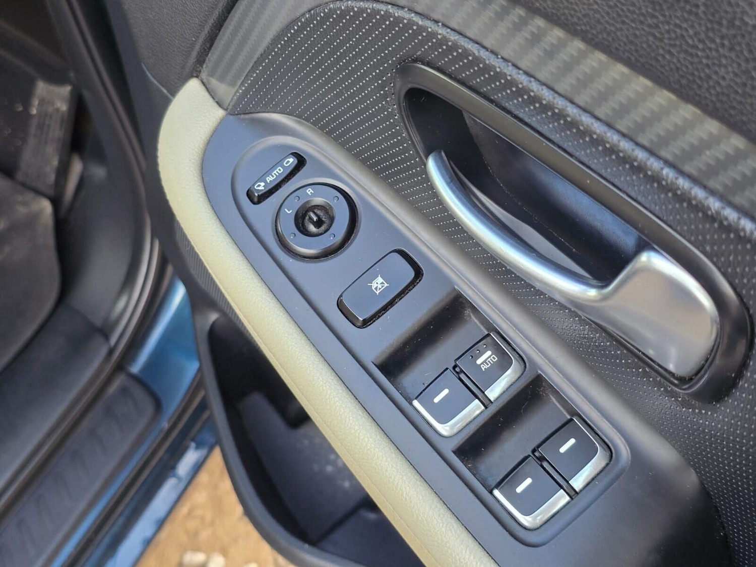 Used Kia Carens 2017 for sale - 76352348: Photo 60