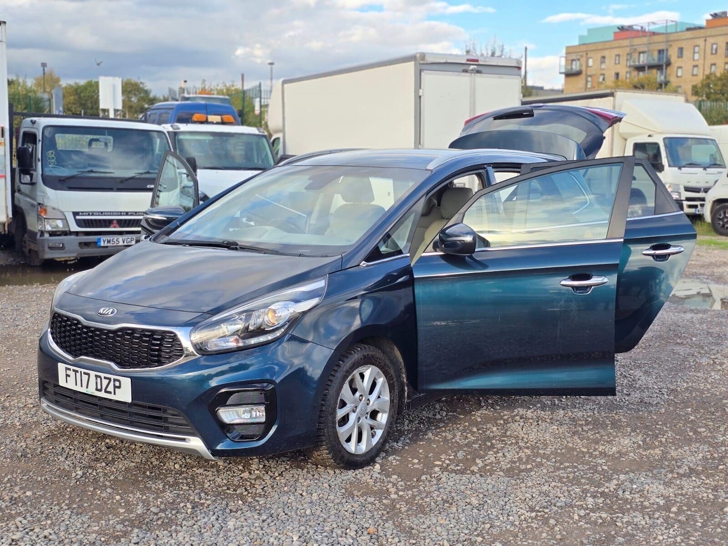 Used Kia Carens 2017 for sale - 76352348: Photo 7