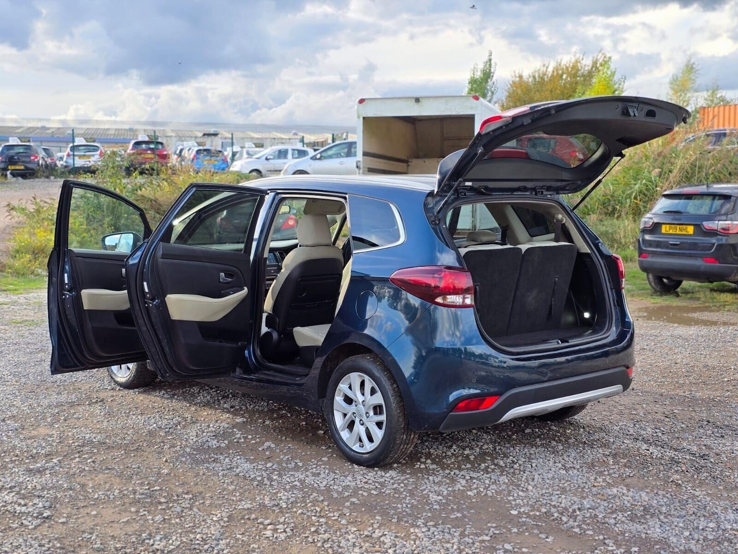 Used Kia Carens 2017 for sale - 76352348: Photo 9