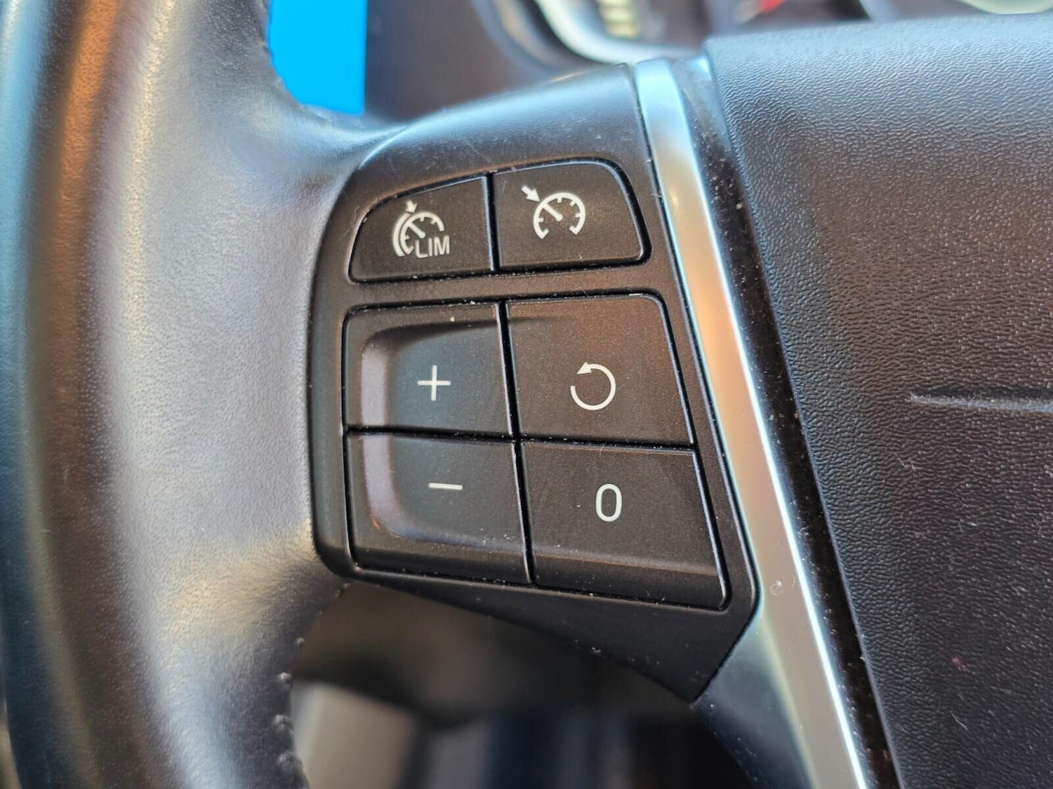 Used Volvo V40 2016 for sale - 76495496: Photo 30