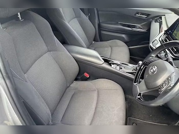 Used Toyota C-HR 2018 for sale - 77731018: Photo