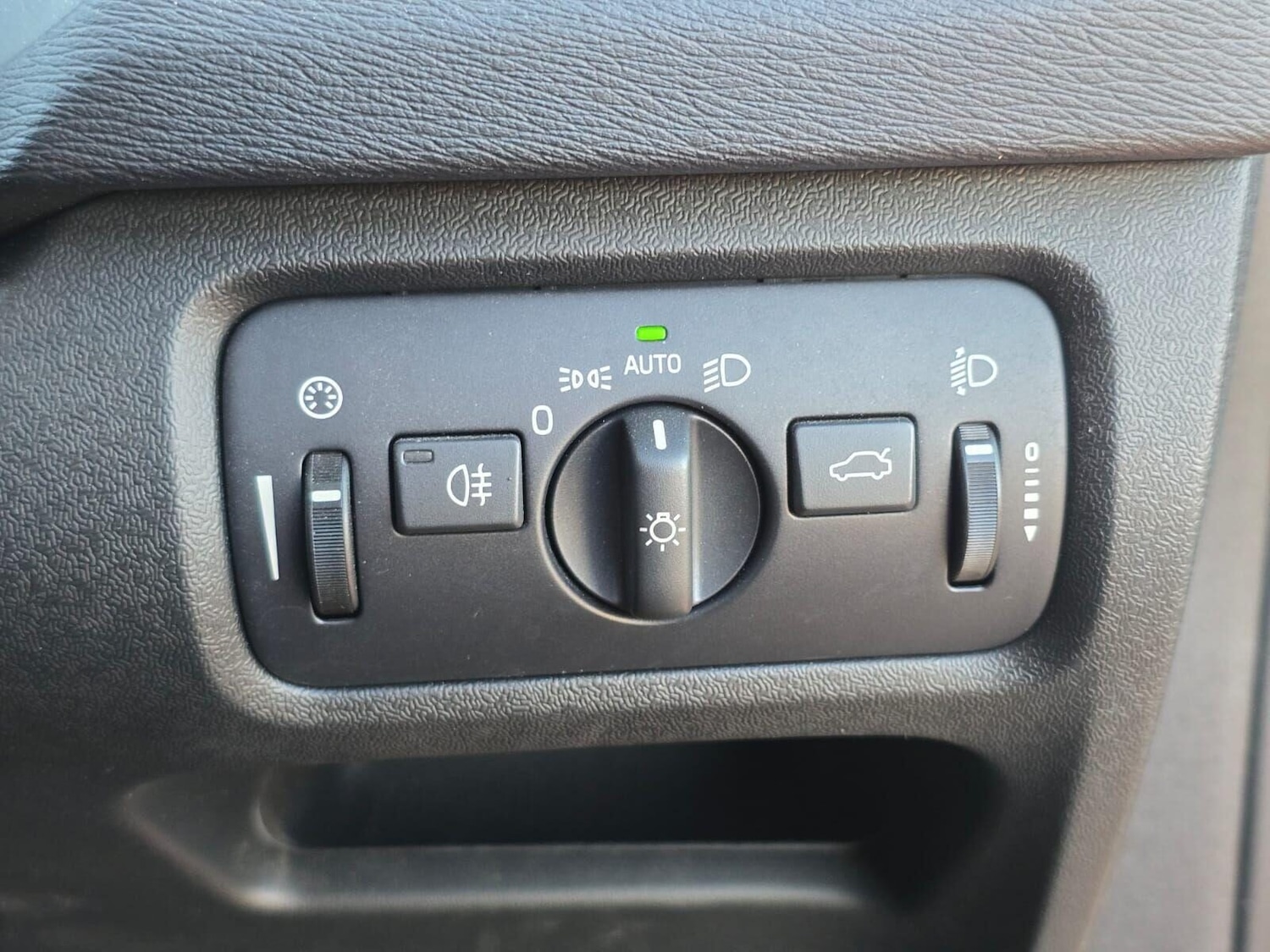 Used Volvo V40 2016 for sale - 76697452: Photo 28