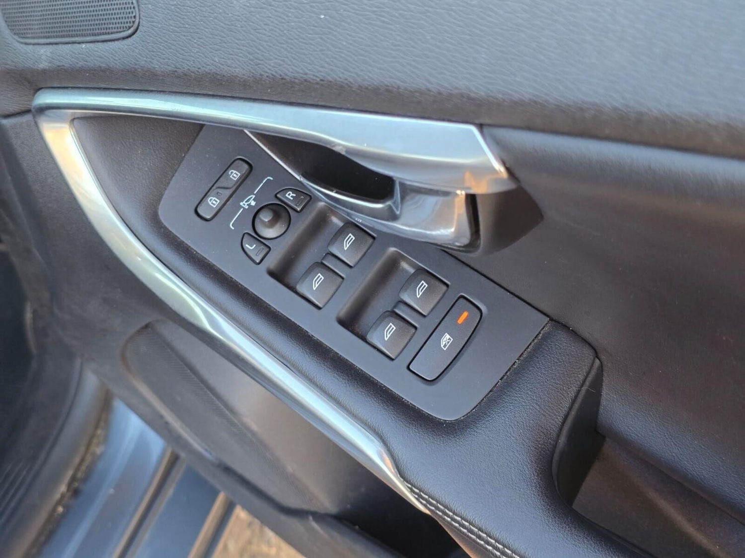 Used Volvo V40 2016 for sale - 76697452: Photo 32