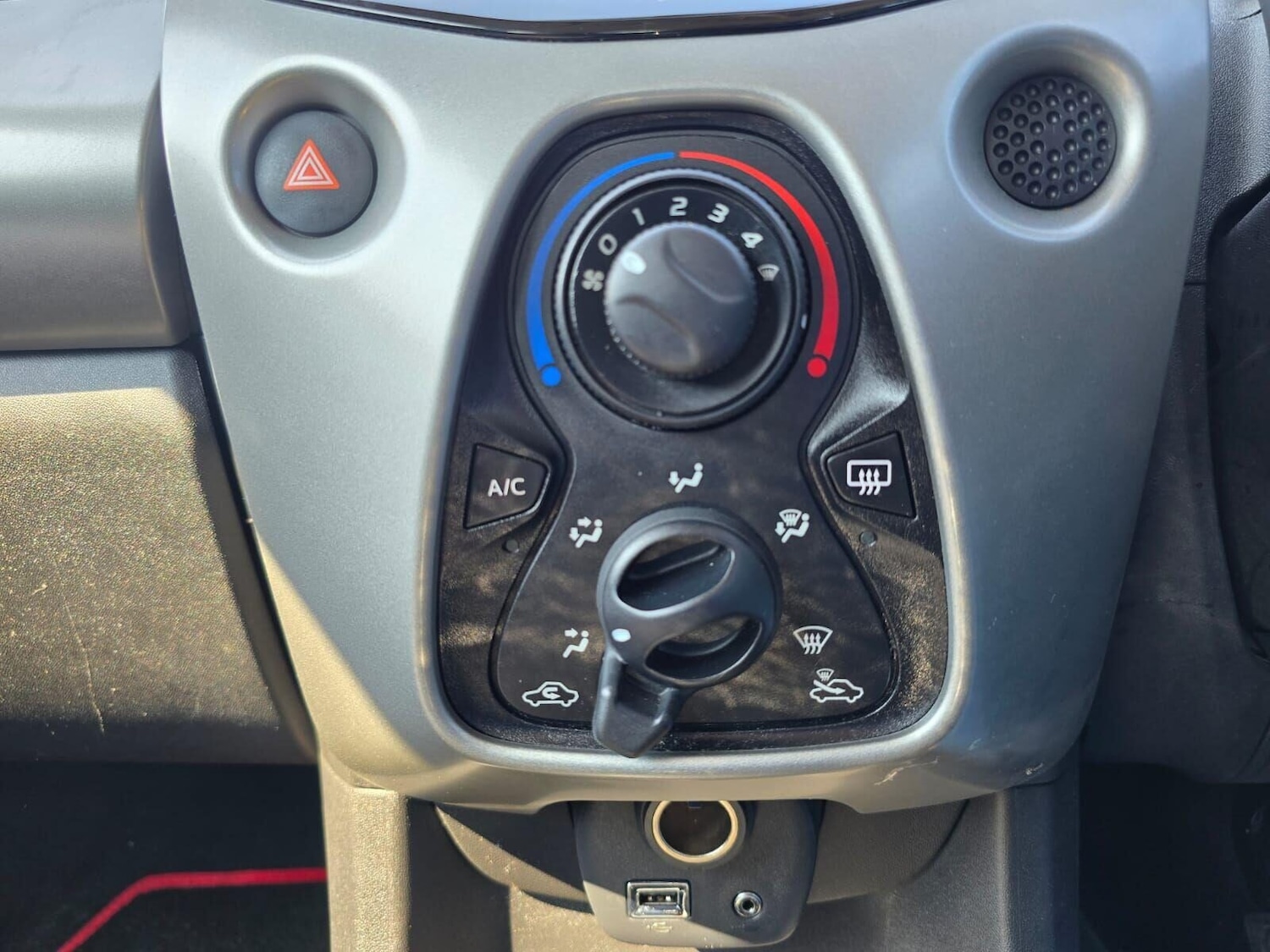 Used Peugeot 108 2015 for sale - 76566410: Photo 28