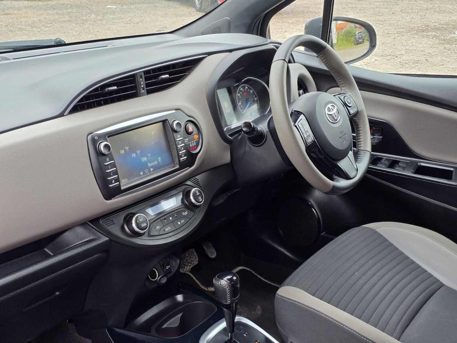 Used Toyota Yaris 2017 for sale - 76115675: Photo 23