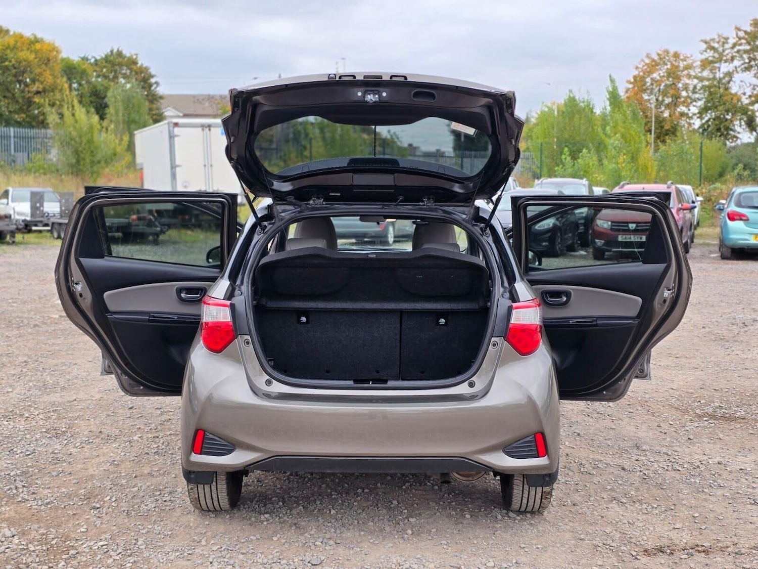 Used Toyota Yaris 2017 for sale - 76115675: Photo 32