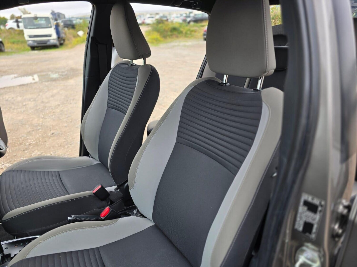 Used Toyota Yaris 2017 for sale - 76115675: Photo 34