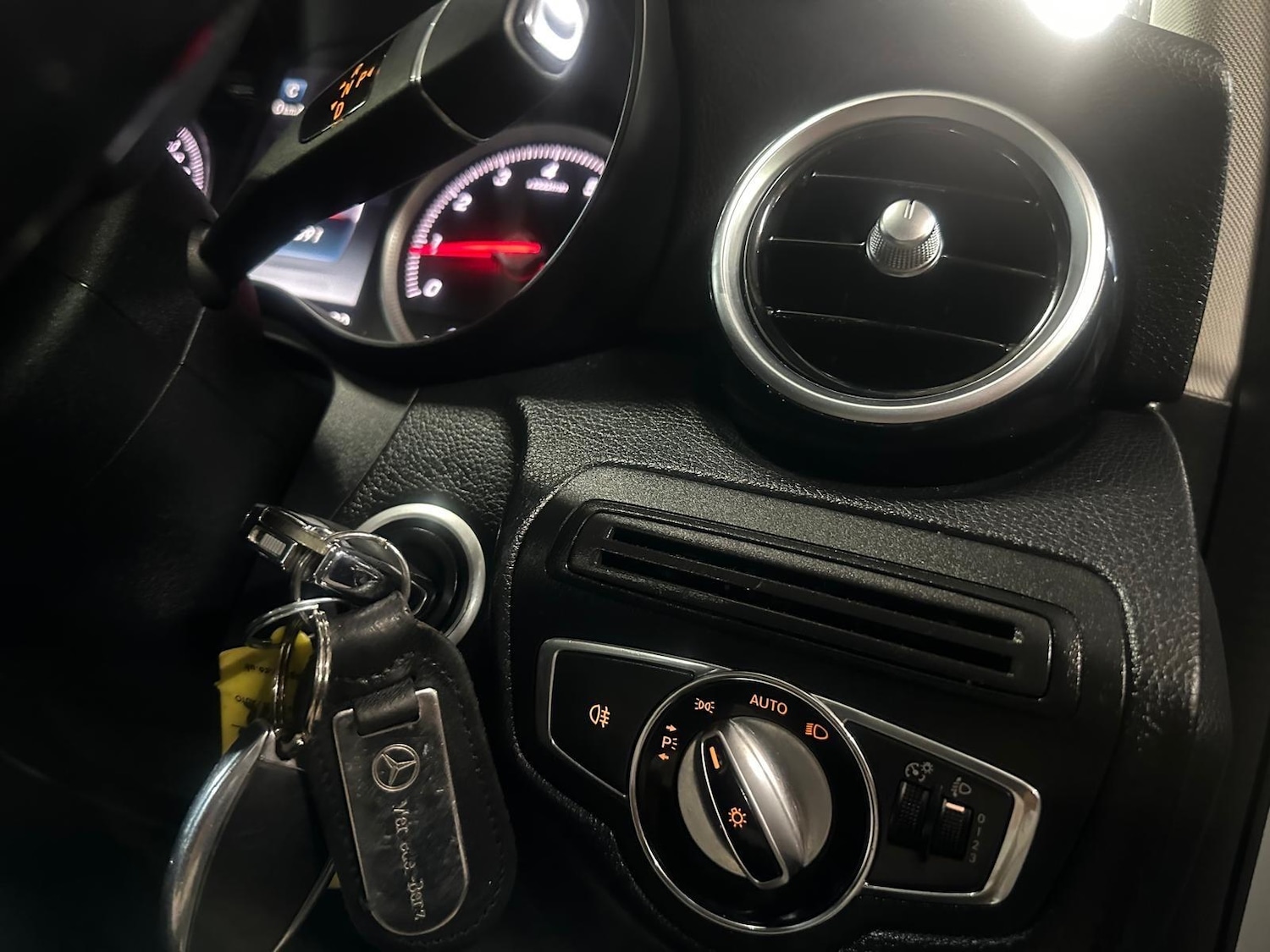 Used Mercedes-Benz C Class 2015 for sale - 76562428: Photo 34