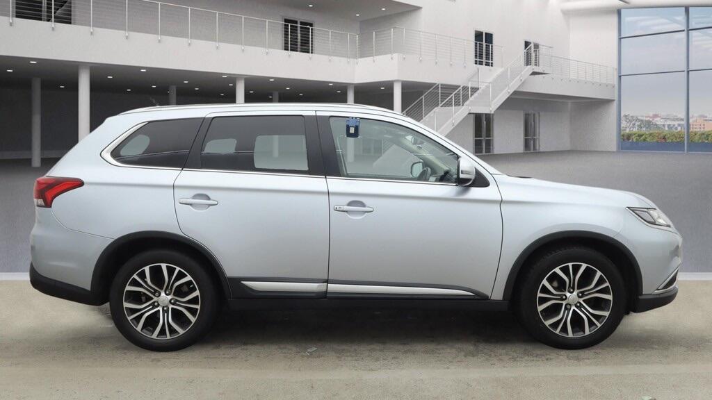 Used Mitsubishi Outlander 2016 for sale - 77598000: Photo 11