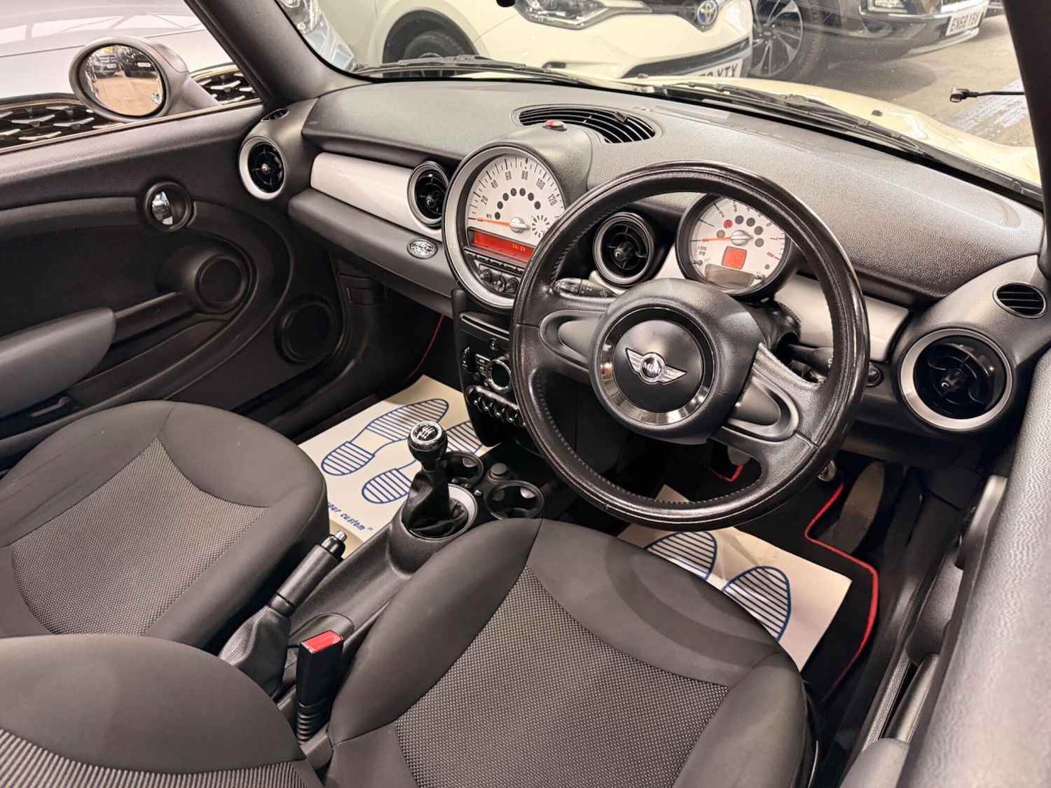 Used MINI Convertible 2011 for sale - 77854093: Photo 2