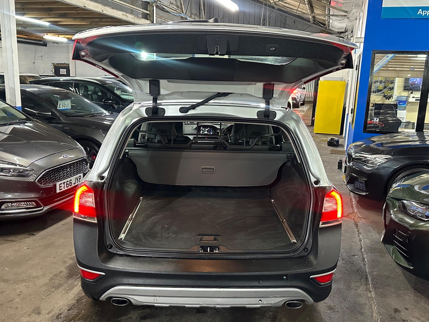 Used Volvo XC70 2015 for sale - 77290963: Photo 25