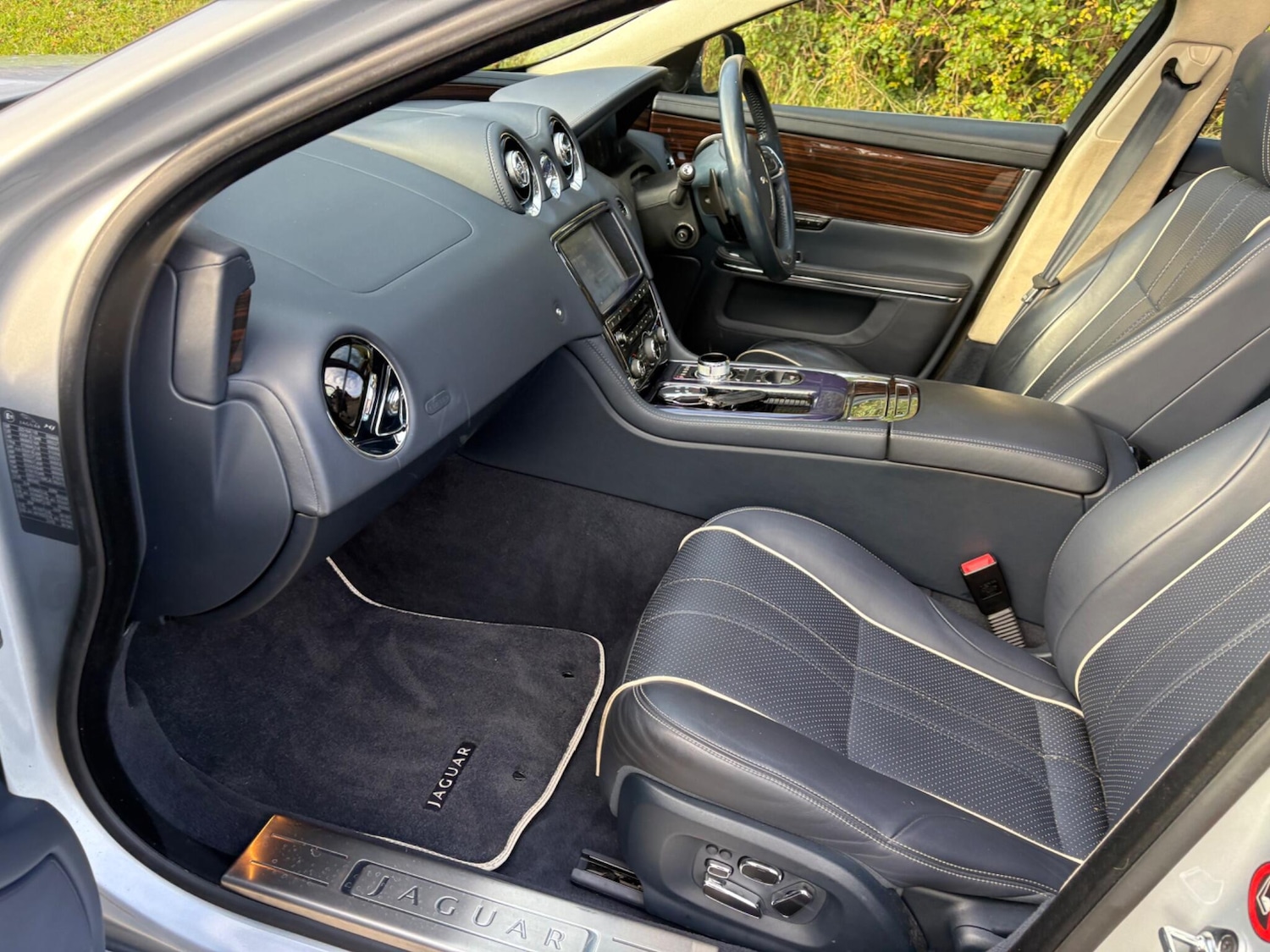 Used Jaguar XJ 2010 for sale - 76648120: Photo 83