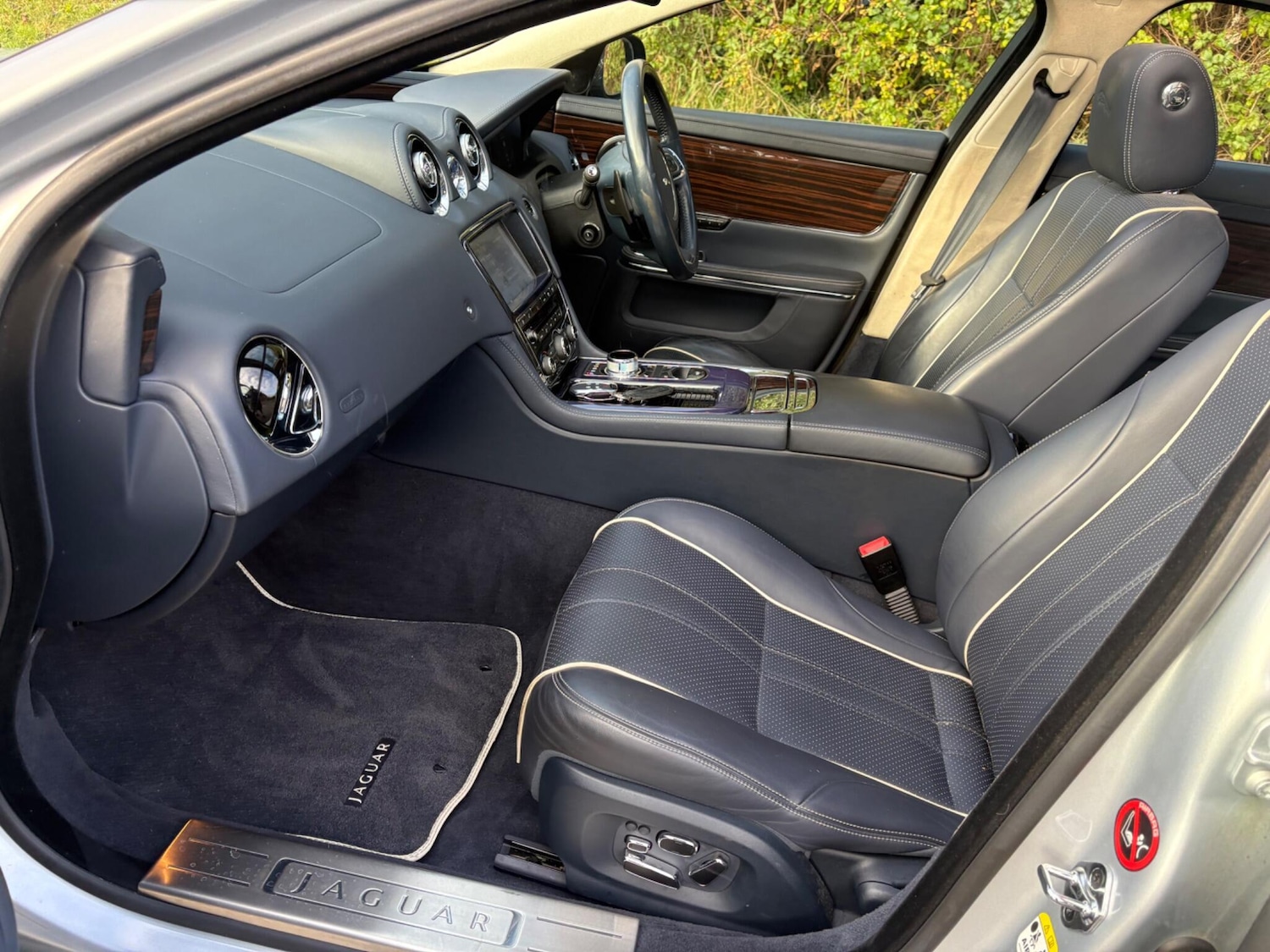 Used Jaguar XJ 2010 for sale - 76648120: Photo 85