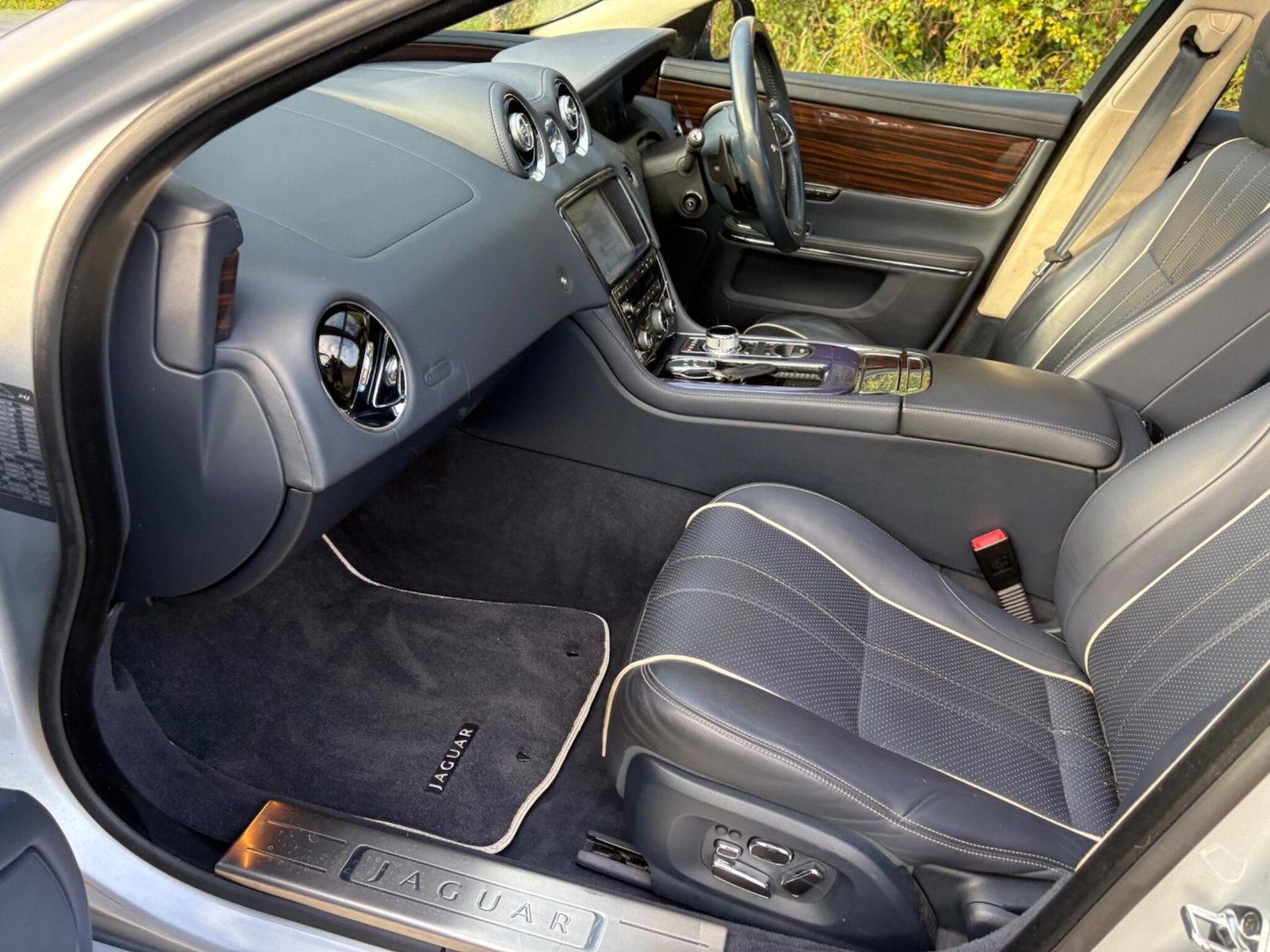 Used Jaguar XJ 2010 for sale - 76648120: Photo 89