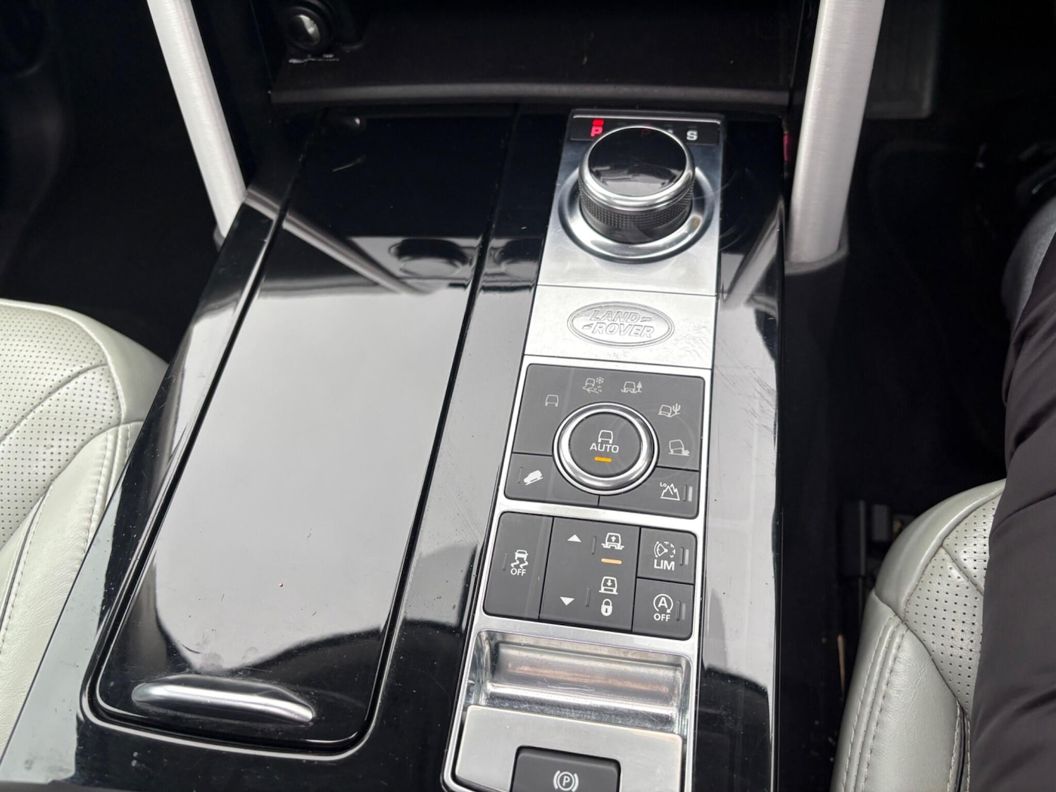 Used Land Rover Discovery 2017 for sale - 76731740: Photo 13