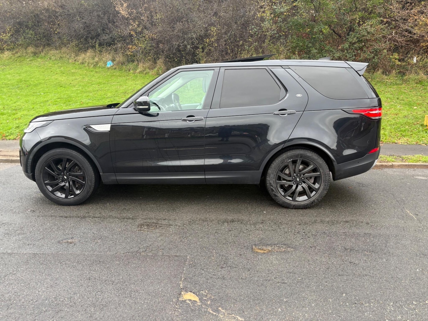 Used Land Rover Discovery 2017 for sale - 76731740: Photo 2