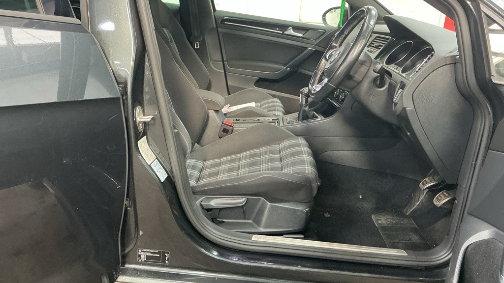 Used Volkswagen Golf 2017 for sale - 77694204: Photo 8