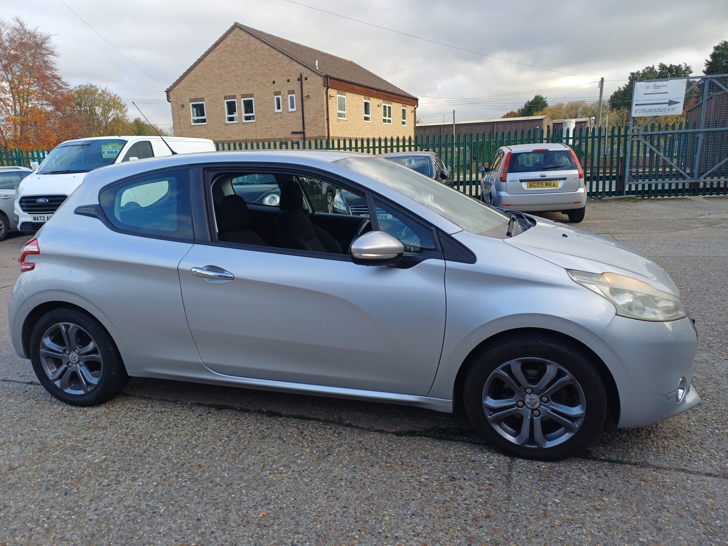 Used Peugeot 208 2012 for sale - 76521193: Photo 7