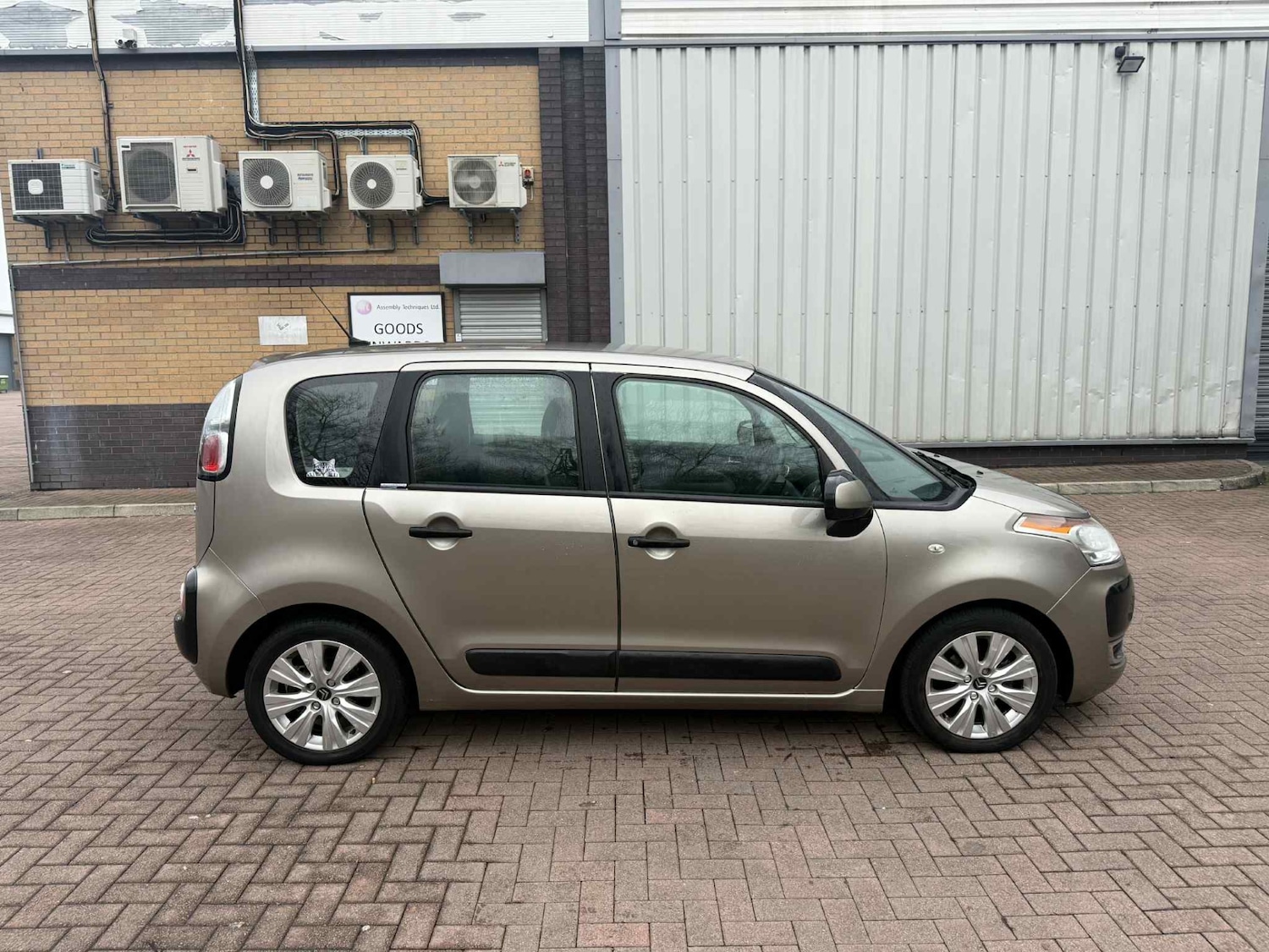 Used Citroen C3 Picasso 2010 for sale - 77319142: Photo 3