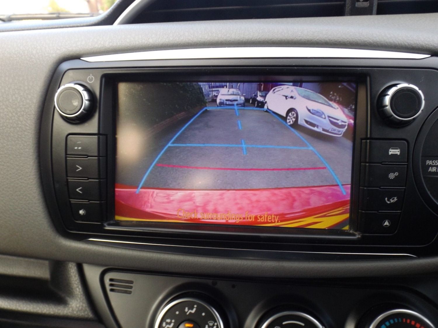 Used Toyota Yaris 2016 for sale - 76113875: Photo 3