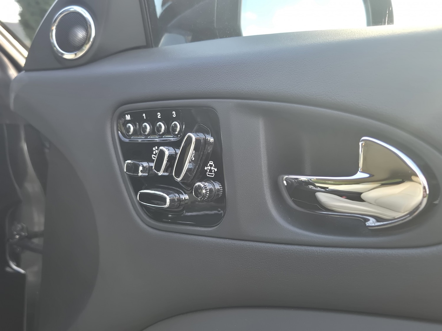 Used Jaguar XKR 2013 for sale - 78121531: Photo 16