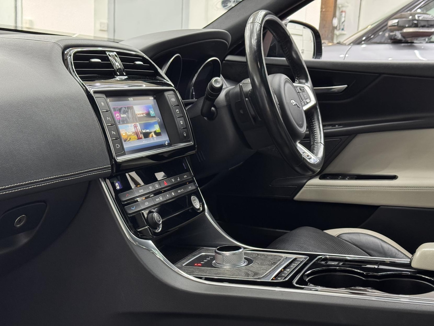 Used Jaguar XE 2016 for sale - 77903524: Photo 29