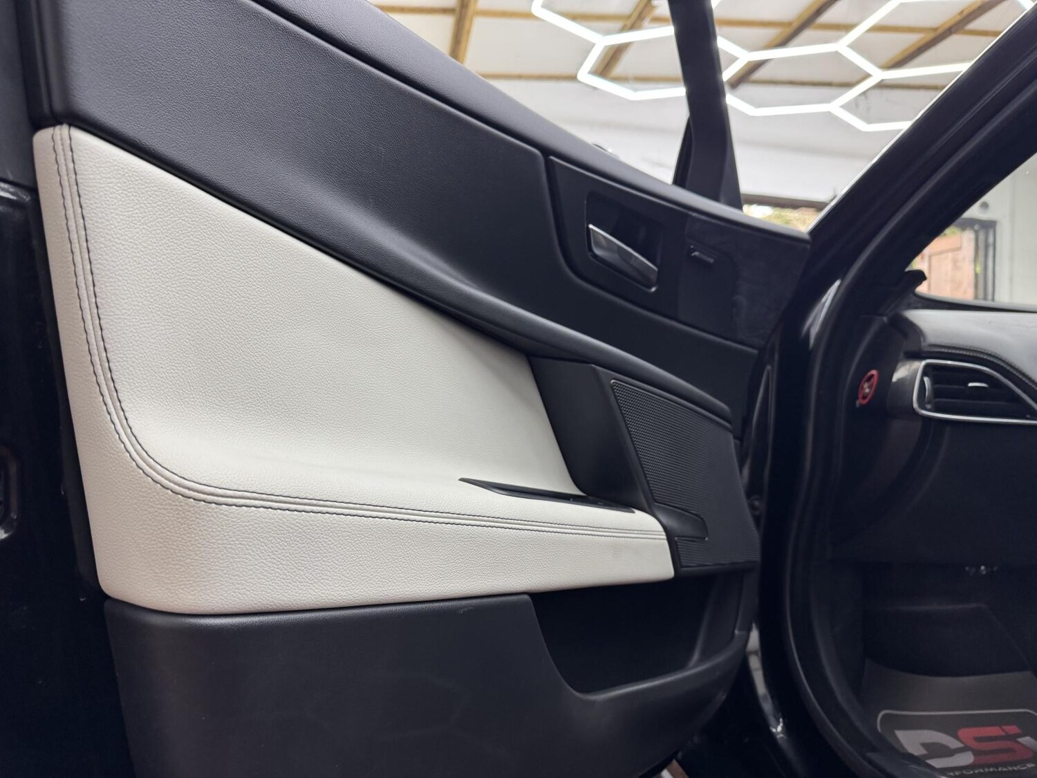 Used Jaguar XE 2016 for sale - 77903524: Photo 31