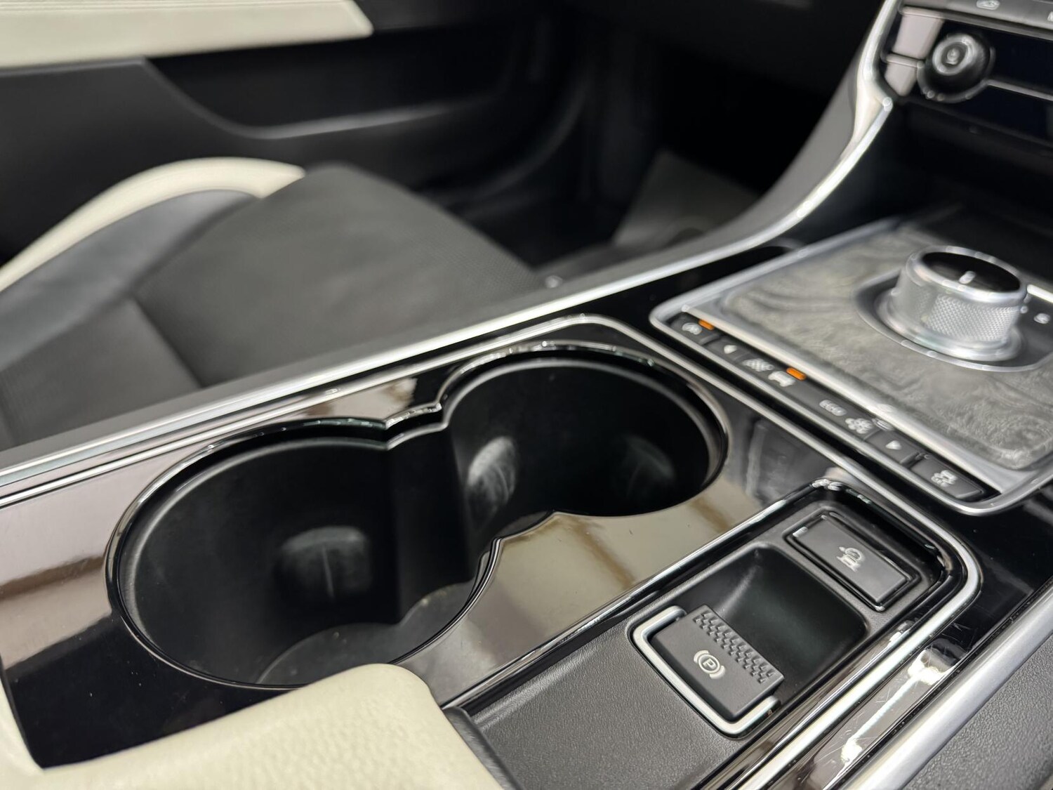 Used Jaguar XE 2016 for sale - 77903524: Photo 41