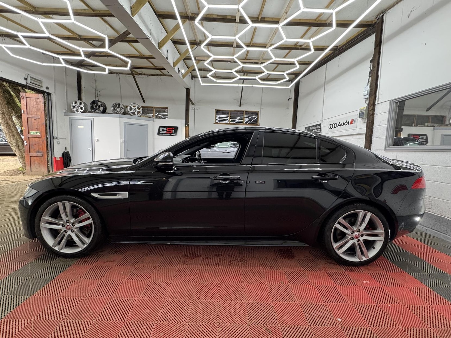 Used Jaguar XE 2016 for sale - 77903524: Photo 5