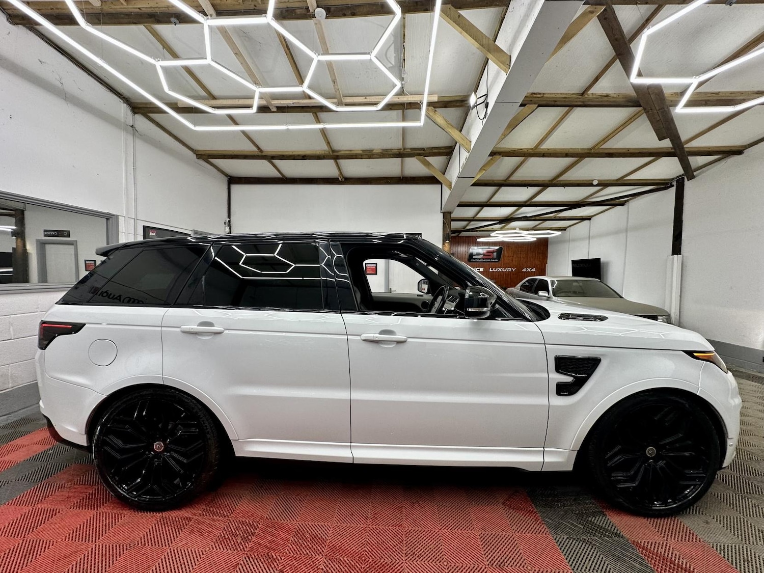 Used Land Rover Range Rover Sport 2017 for sale - 77427557: Photo 4