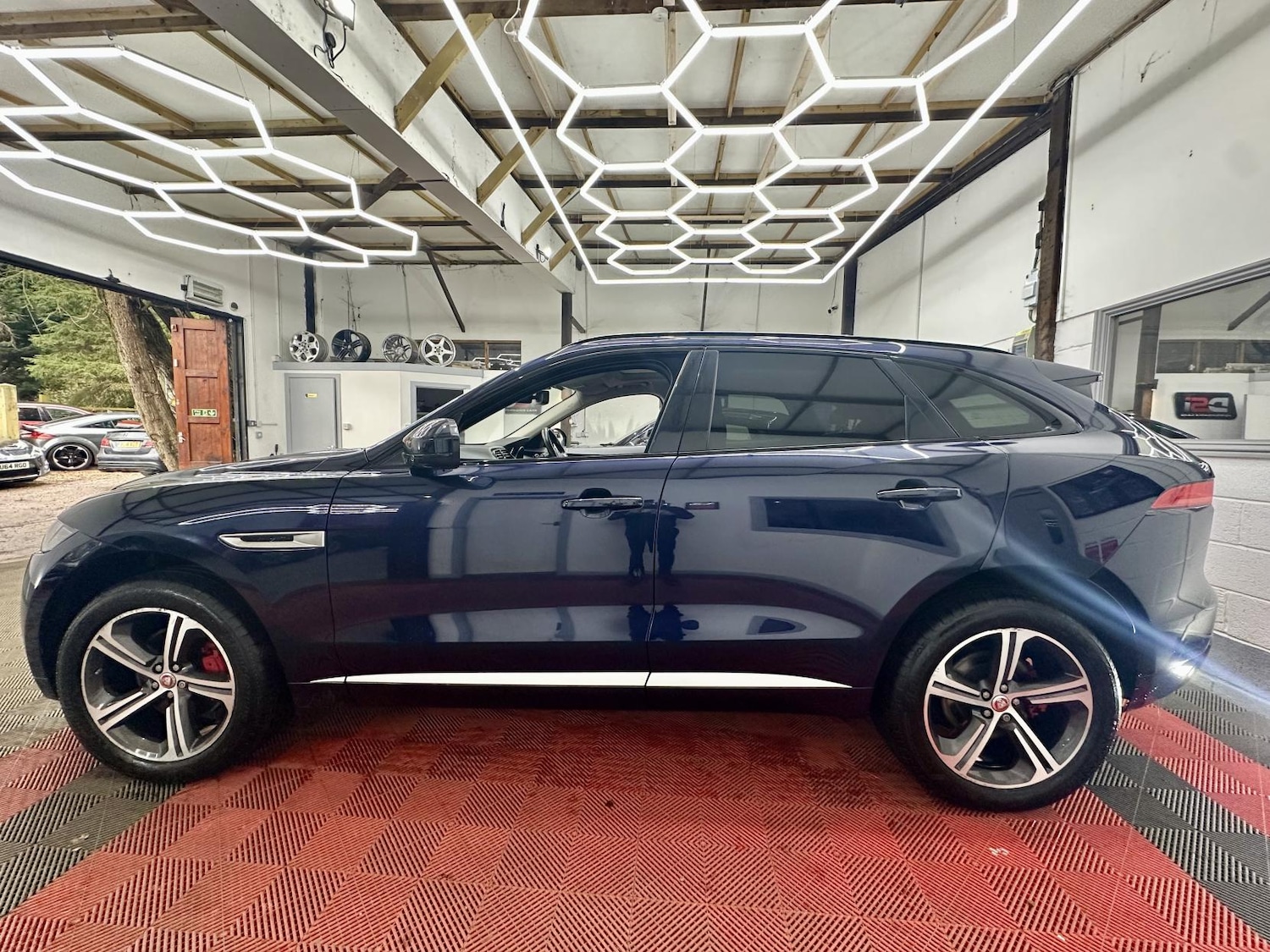 Used Jaguar F-Pace 2016 for sale - 77525793: Photo 4