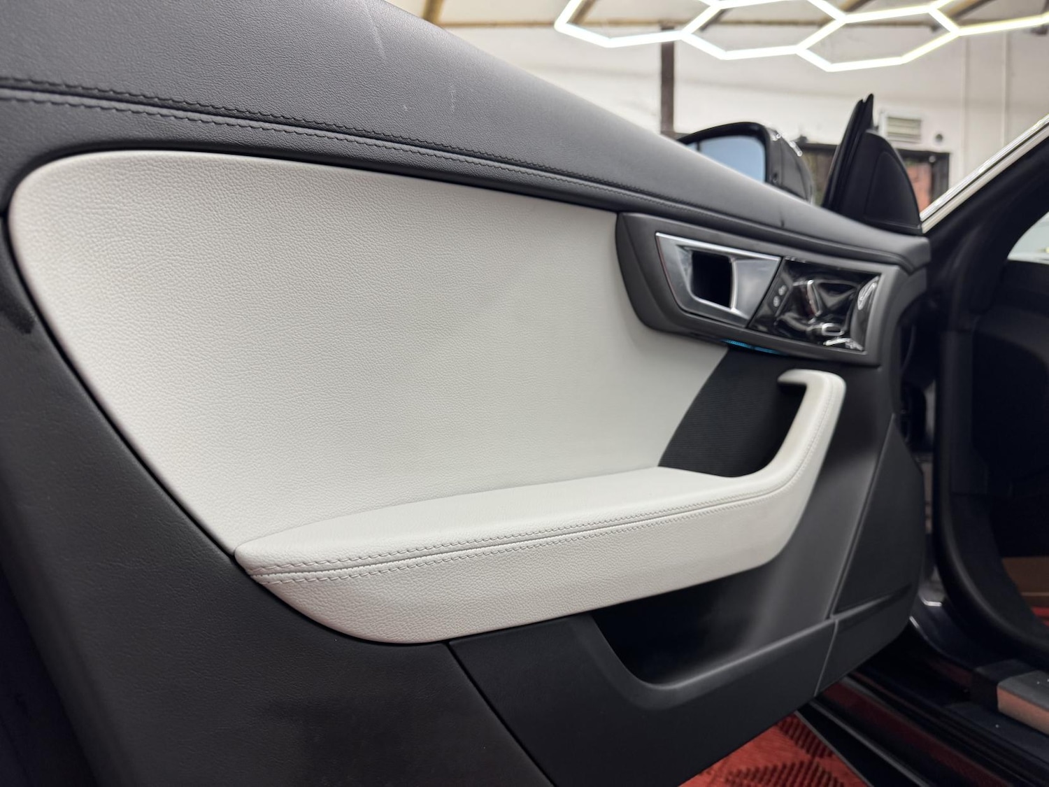 Used Jaguar F-Type 2015 for sale - 77210684: Photo 27