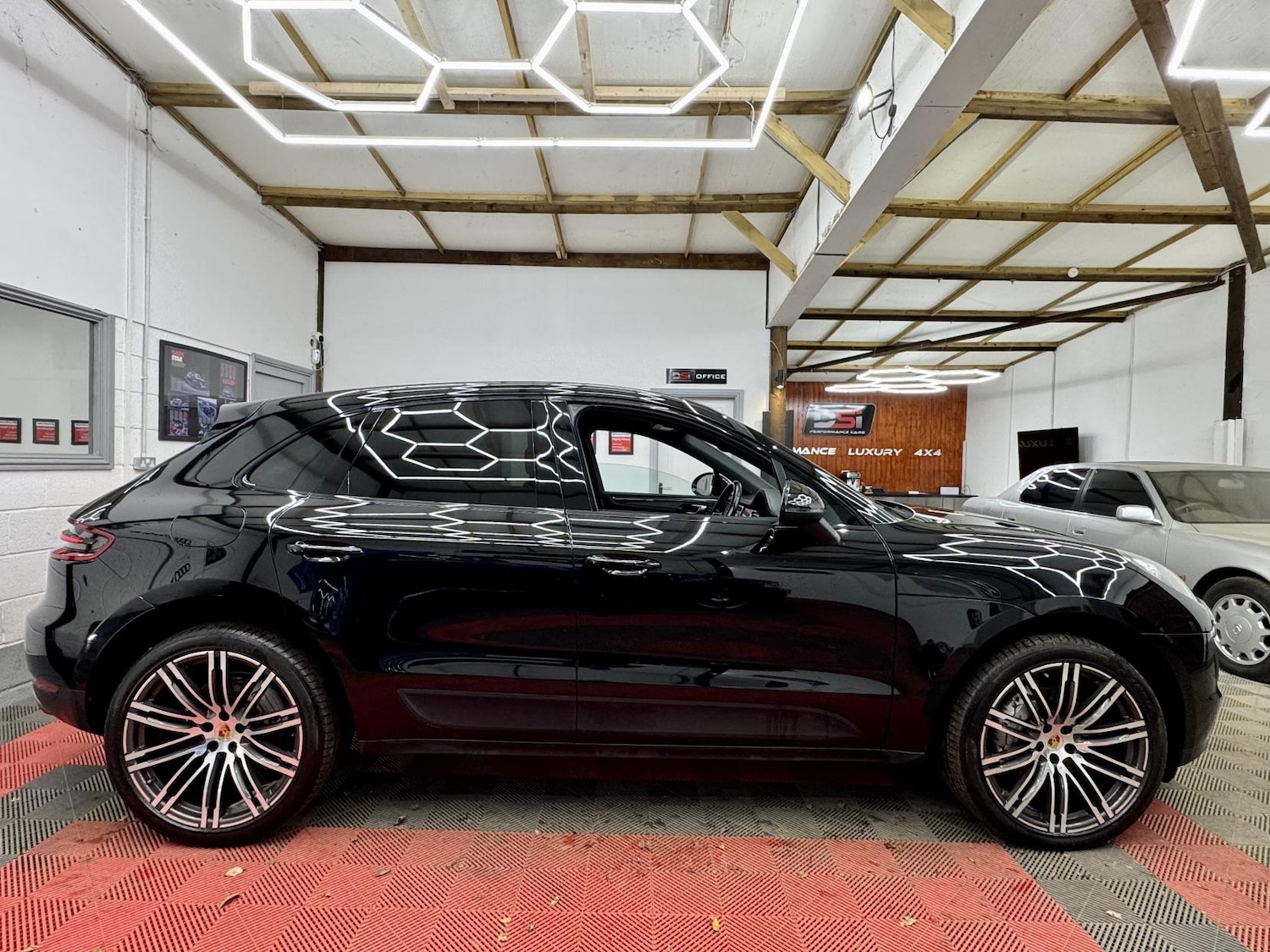 Used Porsche Macan 2017 for sale - 76911536: Photo 4