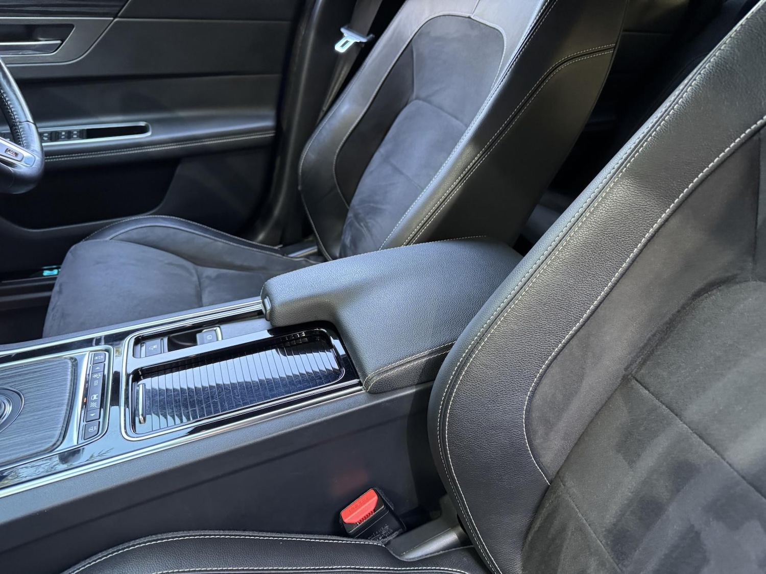 Used Jaguar XF 2018 for sale - 76568424: Photo 26