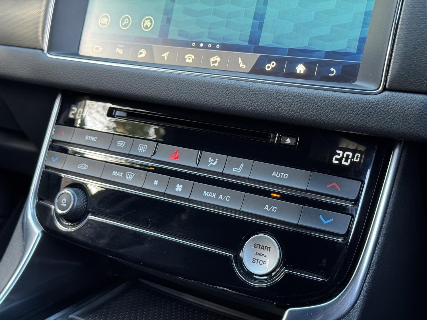 Used Jaguar XF 2018 for sale - 76568424: Photo 41