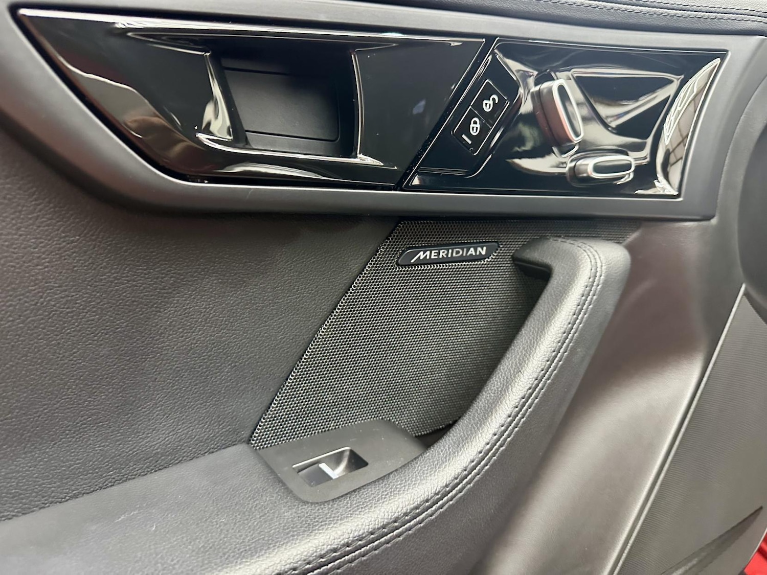 Used Jaguar F-Type 2018 for sale - 76837590: Photo 28