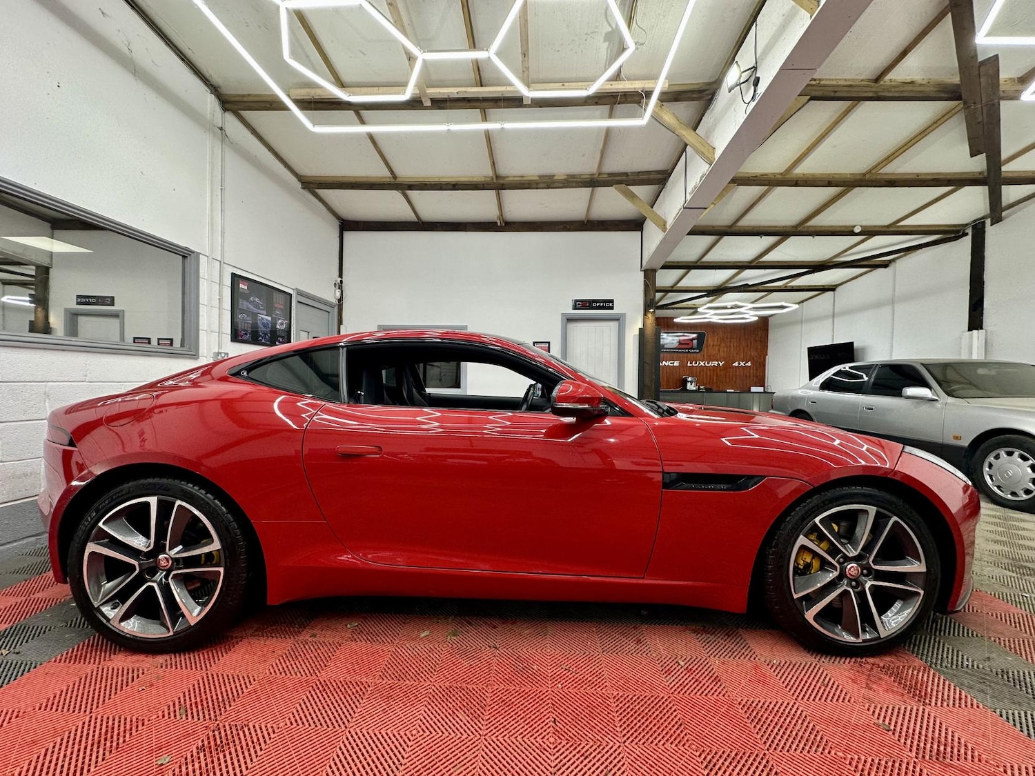 Used Jaguar F-Type 2018 for sale - 76837590: Photo 3