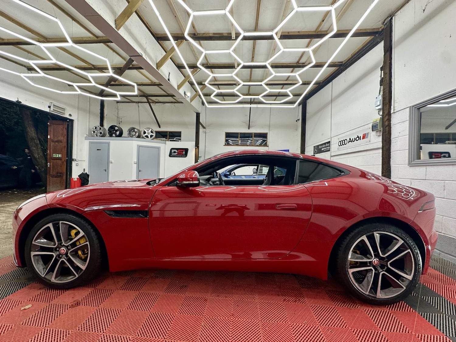 Used Jaguar F-Type 2018 for sale - 76837590: Photo 4