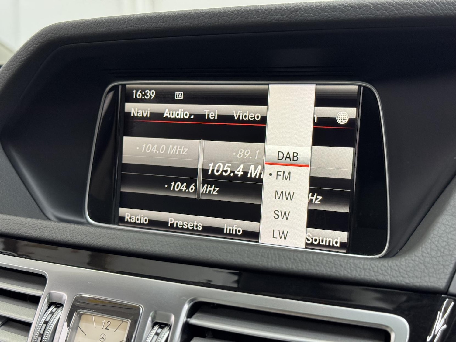 Used Mercedes-Benz E Class 2014 for sale - 77938612: Photo 48