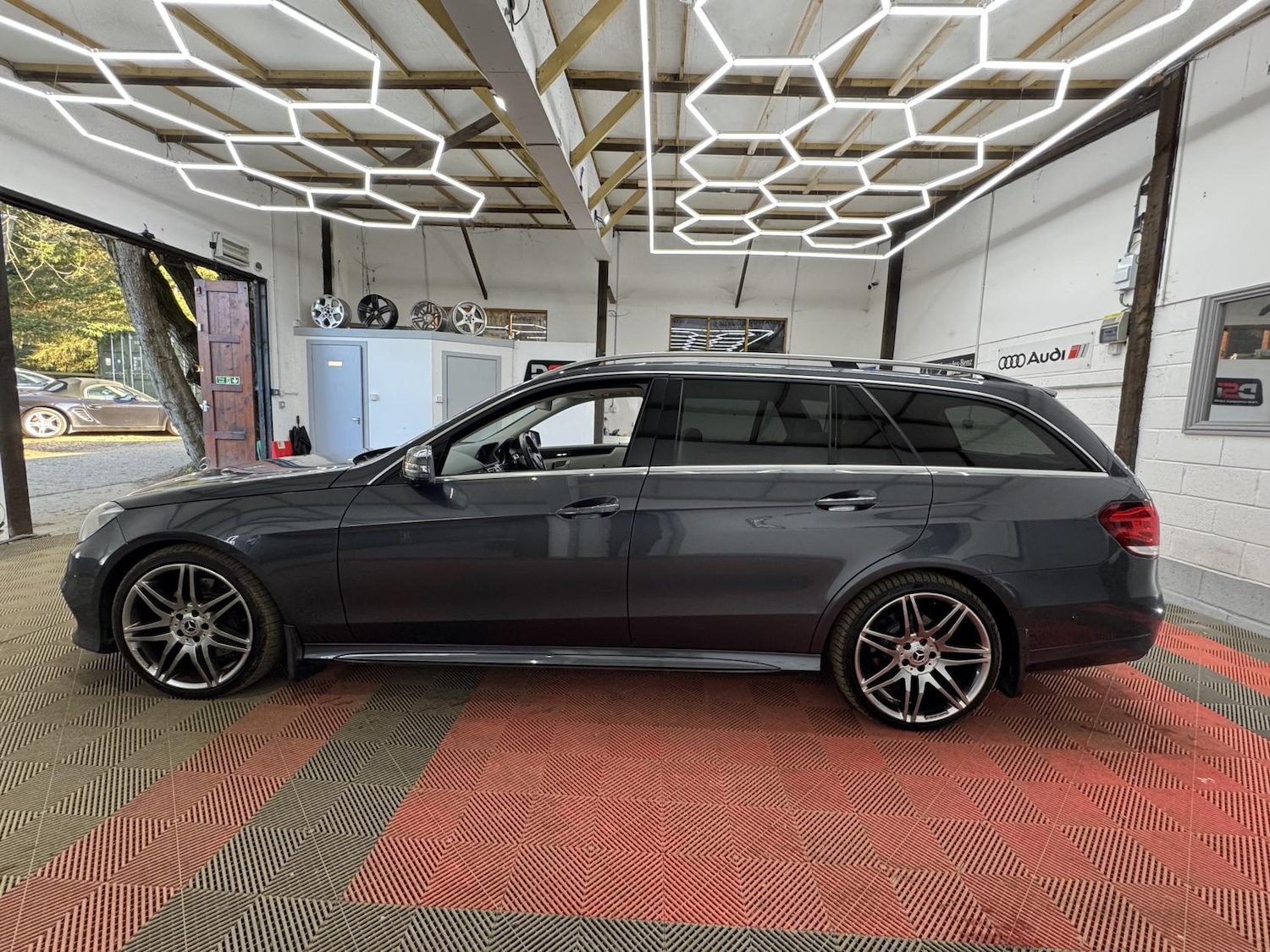 Used Mercedes-Benz E Class 2014 for sale - 77938612: Photo 5