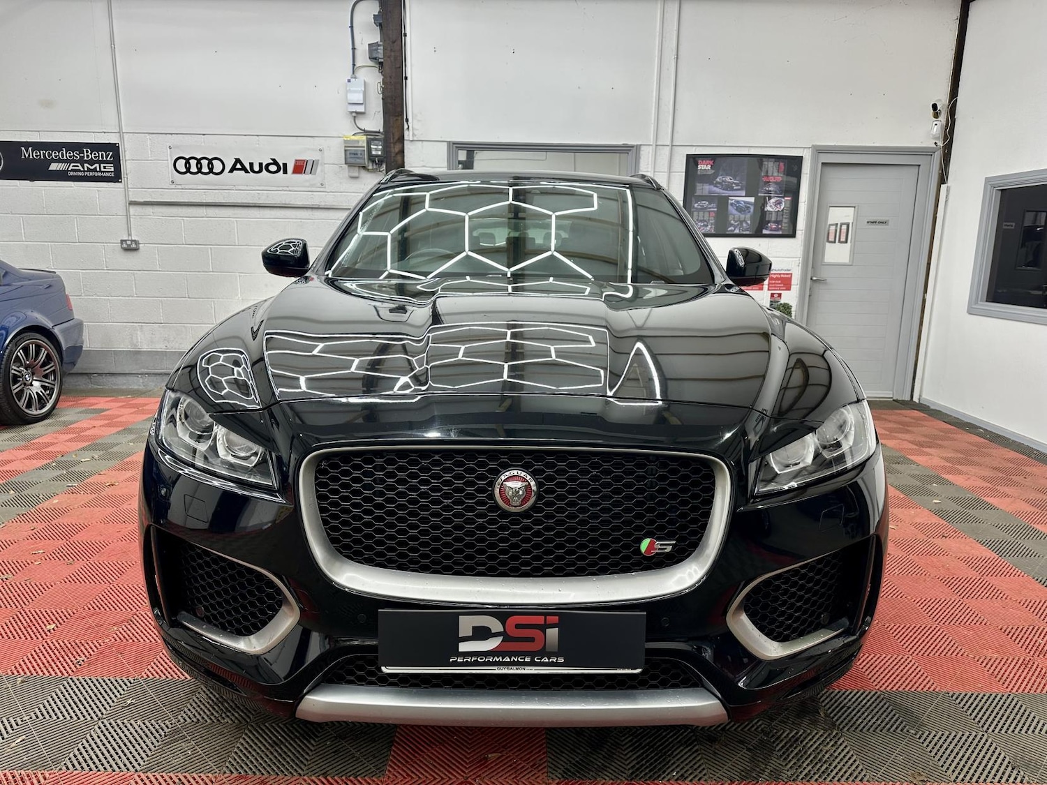 Used Jaguar F-Pace 2017 for sale - 76922288: Photo 2
